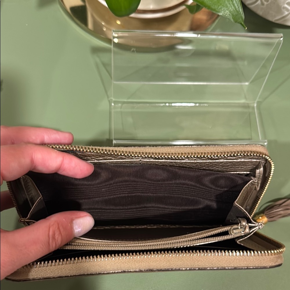 Gucci Gold Leather Wallet with Interlocking GG soho Logo - Picture 5 of 10